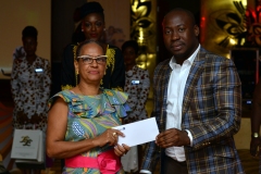 Ministre-Beninois-M.-Homeky-la-gagnante-de-bon-du-Radisson-Blu