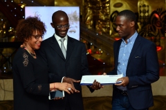 Mme-Sophie-Olympio-M.-Patrick-Tevi-Benissan-et-Erwin-le-gagnant-du-billet-d_avion