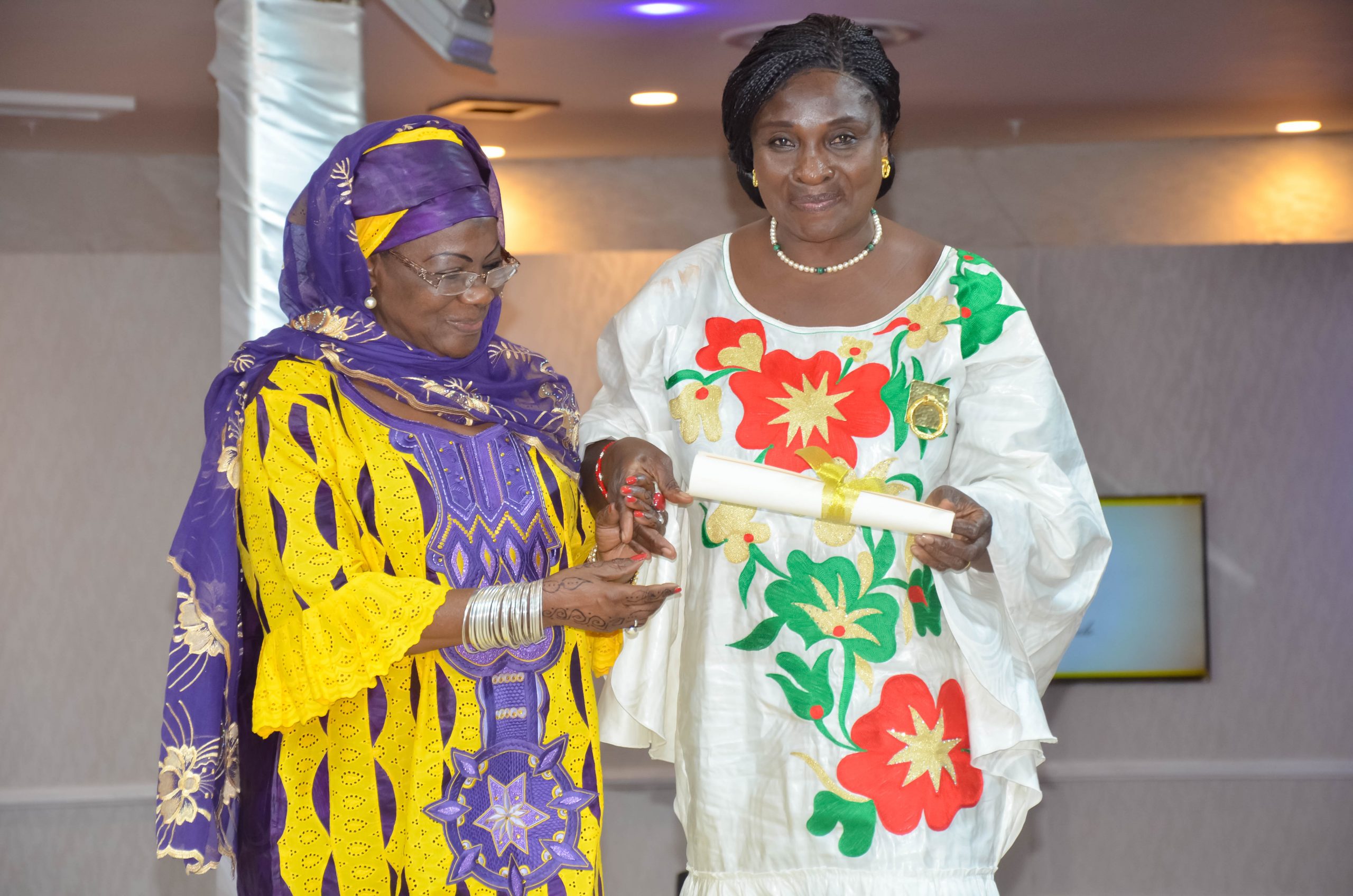 A droite, Tchabianandi Kolani YENTCHARE, ministre de l'action sociale, de la promotion de la femme et de l'aphabétisation