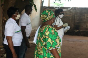 Lire la suite à propos de l’article COVID 19 : A Attiegou, plusieurs foyers retrouvent le sourire grâce à la fondation AEA